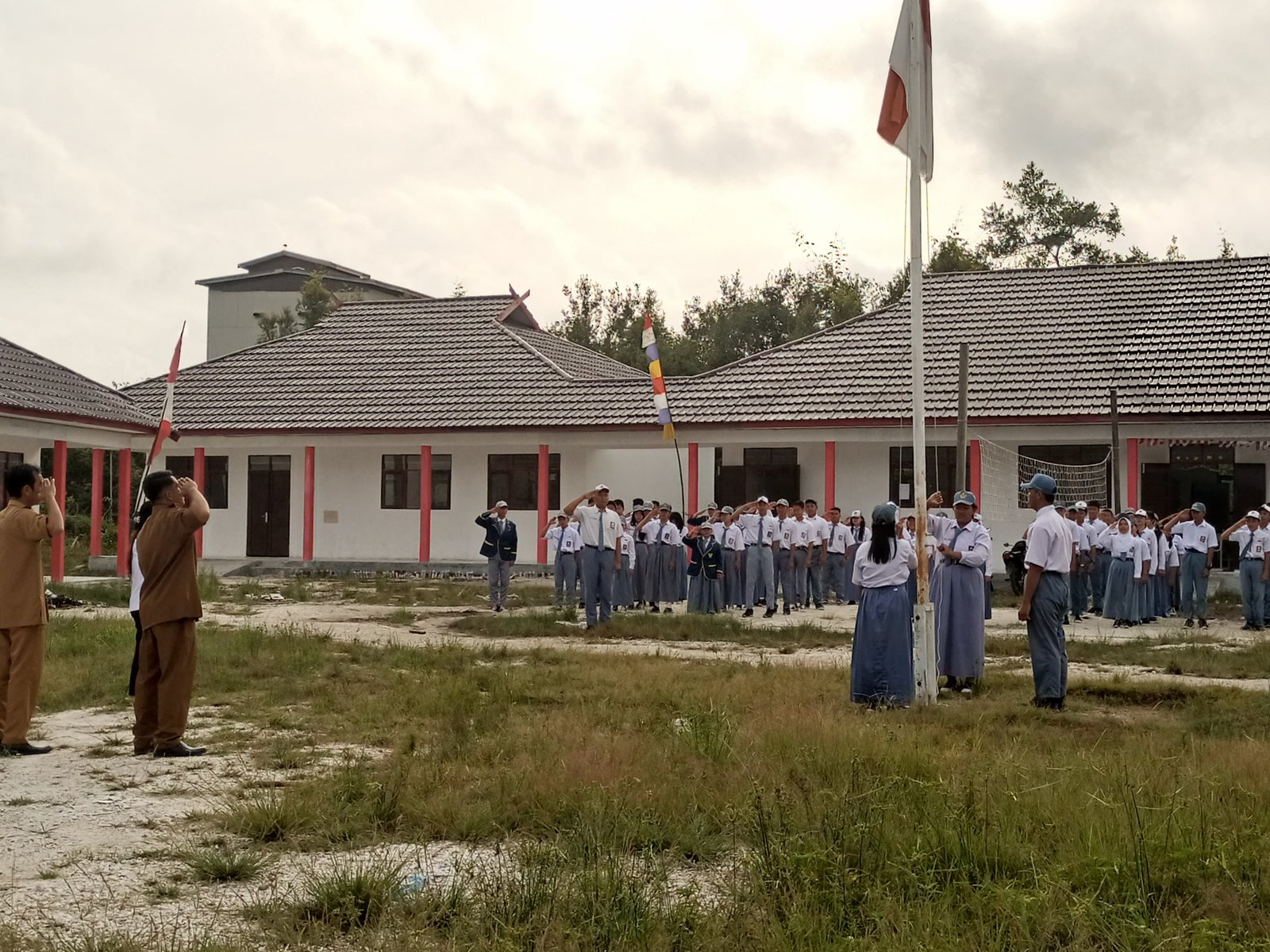 Kegiatan Upacara Bendera di SMA Negeri 1 Pasak Talawang yang Rutin dilaksanakan Setiap Hari Senin sebagai simbol untuk menanamkan disiplin, tanggung jawab, nasionalisme, dan rasa persatuan siswa