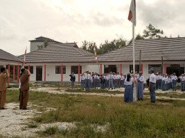 Kegiatan Upacara Bendera di SMA Negeri 1 Pasak Talawang yang Rutin dilaksanakan Setiap Hari Senin sebagai simbol untuk menanamkan disiplin, tanggung jawab, nasionalisme, dan rasa persatuan siswa